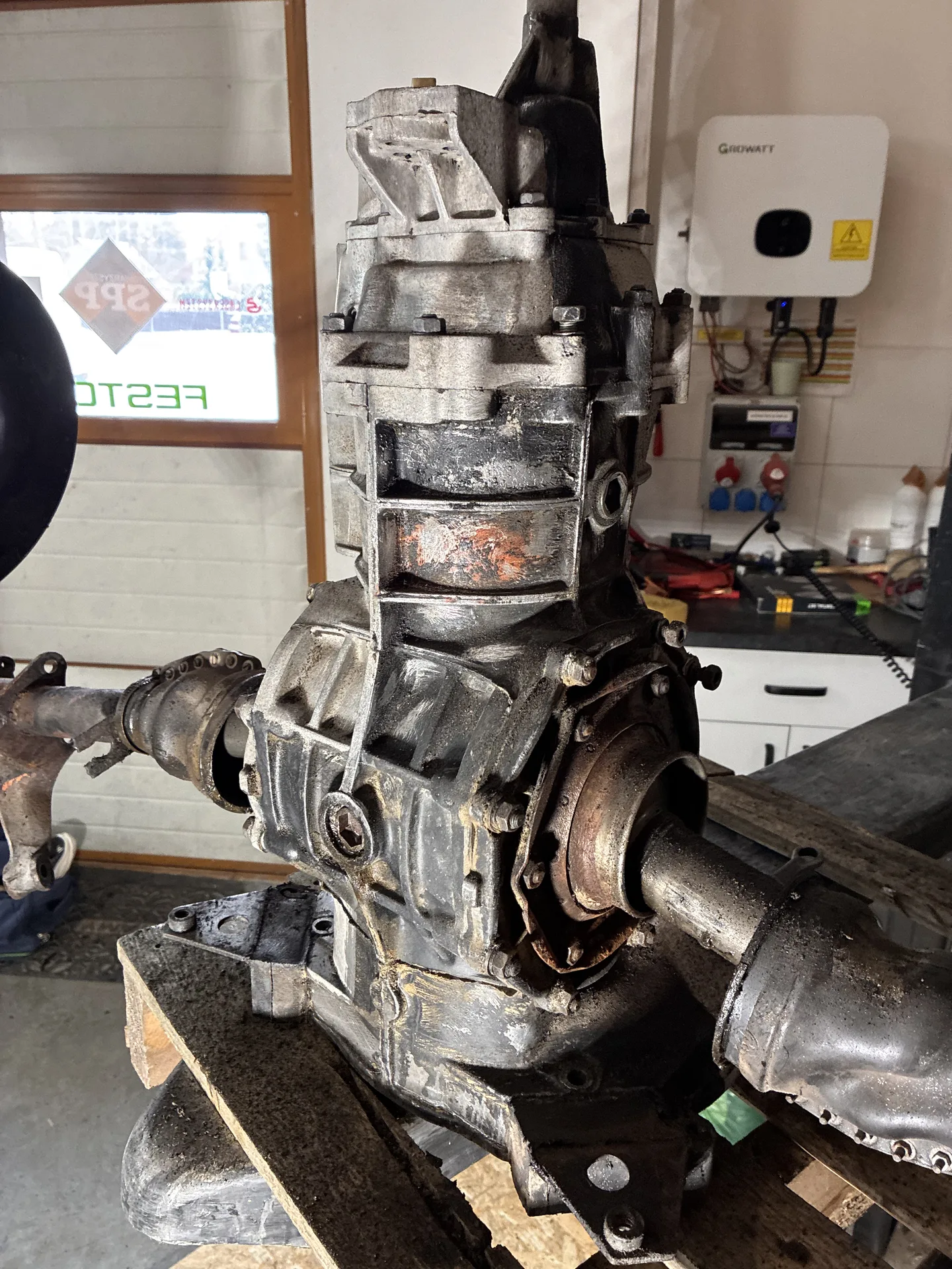 Detal oczyszczonej powierzchni skrzyni biegów