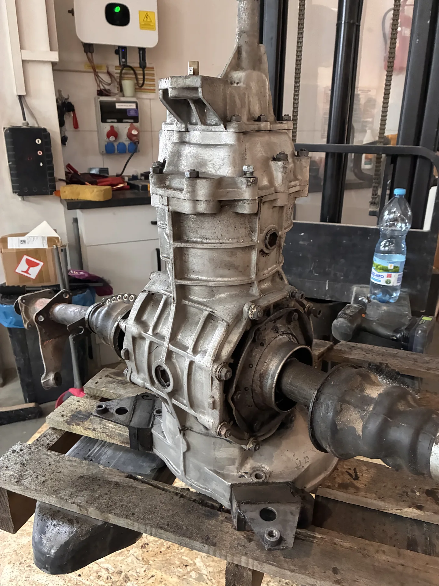 Czysta powierzchnia metalu skrzyni biegów